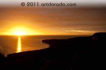 De zonsondergang, een pad van licht, uitzicht op Playa Largu vanaf Cas Abao, Curacao, 18.10 uur.